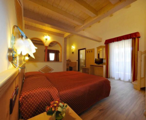 Отель Albergo Alla Comparsa  Монтаньа